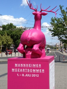 rosafarbener Hirsch vor dem Mannheimer Bahnhof