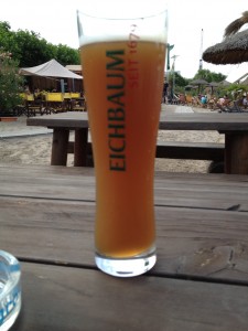 Das erste Bier diesen Sommer in der Strandbar