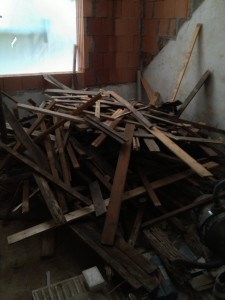 Einer meiner kleinen Holzhaufen am Ende des Dachabbaus