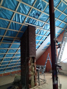 Eine Dachschräge die sich langsam mit Rigipsplatten füllt.