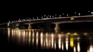 Die Wormser Rheinbrücke bei Nacht