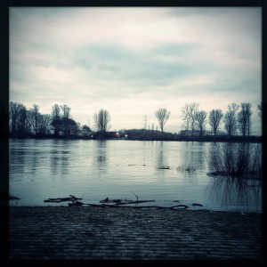 Hcohwasser an der Natostraße in Lampertheim. Aufgenommen mit der Hipstamatic