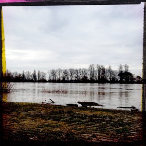 Hochwasser an der Natostrße in Lampertheim. Aufgenommen mit der Hipstamatic