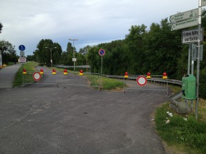Absperrung am Rheindamm wegen des Hochwassers