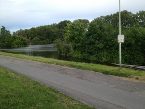 Biedensandparkplatz in Lampertheim steht komplett unter Wasser