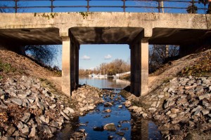 Die Zugangsbrücke zum Naturschutzgebiet Biedensand in Lampertheim