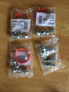 Schrauben und Muttern aus dem Zubehör